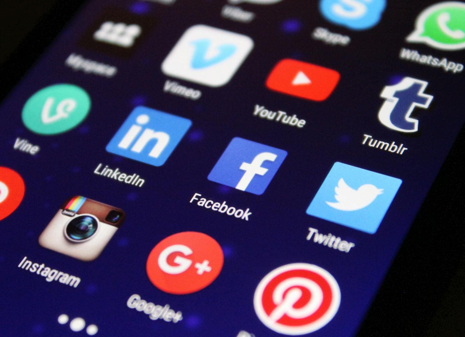 Social apps on a mobile device for Snapchat-related inventory
